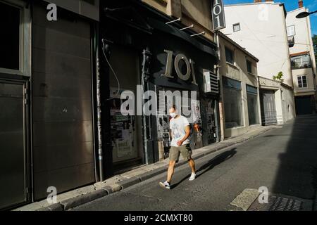 Clermont Ferrand - 08/24/2020 : jeune homme avec masque passant par le club discothèque 101, 3 rue du coche, 63000 France Banque D'Images