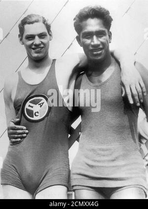 Johnny Weissmuller et Duke Kahanamoku aux Jeux Olympiques. Banque D'Images