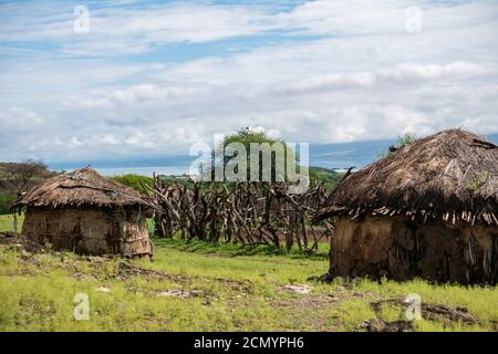 Village traditionnel de Maasai avec huttes rondes Clay dans la région d'Engare Sero près du lac Natron et du volcan OL Doinyo Lengai en Tanzanie, en Afrique Banque D'Images