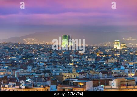 Barcelone Espagne, vue aérienne nuit ville horizon au centre ville Banque D'Images