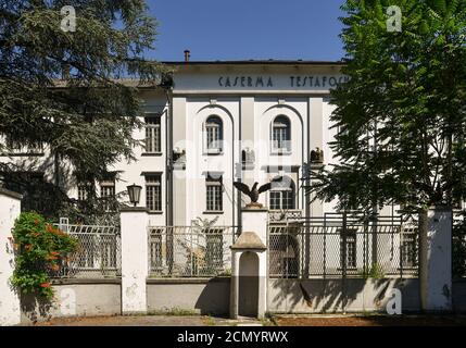 Façade de Caserma Tétafochi, un baraque militaire du XIXe siècle qui deviendra le nouveau pôle universitaire de la ville, Aoste, Vallée d'Aoste, Italie Banque D'Images