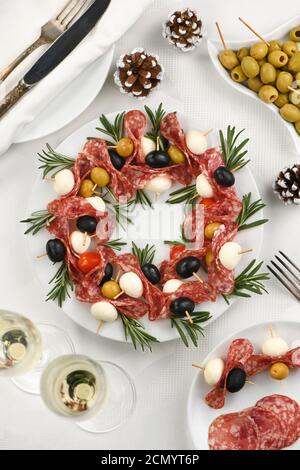 Couronne de Noël - antipasto. Canapés salami aux olives, mozzarella de bébé. Banque D'Images