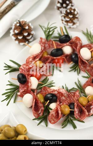 Couronne de Noël - antipasto. Canapés salami aux olives, mozzarella de bébé. Banque D'Images