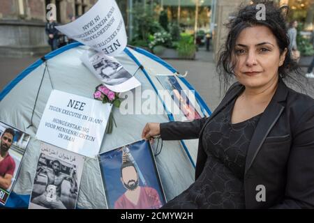 Plein, la Haye, pays-Bas. Jeudi 17 septembre 2020. L'auteur iranien Atti Bahadori a fui sa terre natale d'Iran vers les pays-Bas, pendant la Révolution islamique. En 2002, sa fille a été ramenée en Iran par son mari. Deux ans plus tard, elle a kidnappé sa fille et l'a renvoyée aux pays-Bas. Parmi ses autres livres "sous le même ciel" raconte cette histoire et elle est devenue un meilleur vendeur. Aujourd'hui, le deuxième jour de sa grève de la faim, elle est assise près de sa tente solitaire, de quelques-unes d'entre elles et de bouteilles d'eau. Credit: Charles M Vella/Alay Live News Banque D'Images