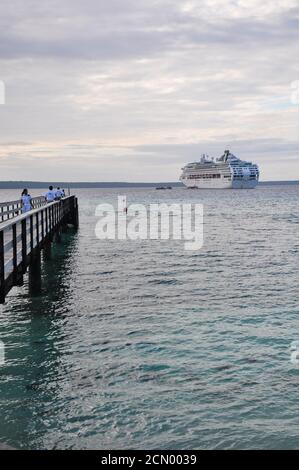 La princesse du soleil s'est ancrée au large de l'île de Lifou Banque D'Images