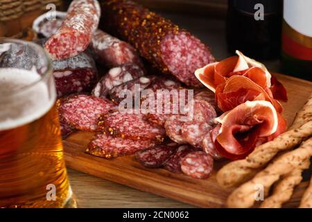 Plat antipasti au bacon, jerky, salami, graissini croustillant au fromage. Un hors-d'œuvre de viande est un excellent moi Banque D'Images