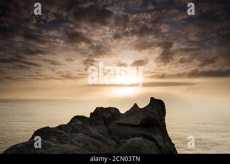 coucher de soleil à l'horizon avec de beaux nuages et un beau pulpit de roche Banque D'Images