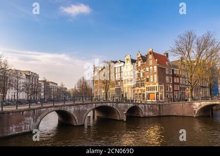 Amsterdam Pays-Bas, ville au bord du canal et pont avec maison traditionnelle Banque D'Images