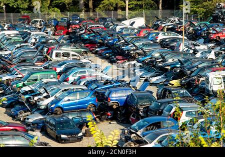 Vieilles voitures rouillées corrodées dans le cimetière de voitures. Recyclage automobile en Allemagne Banque D'Images