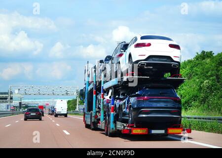 Voitures de transport camion transporte des voitures sur une autoroute en Allemagne. Transporteur de camions Banque D'Images