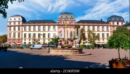 Darmstadt, Marktplatz - place du marché par une journée ensoleillée en été Banque D'Images