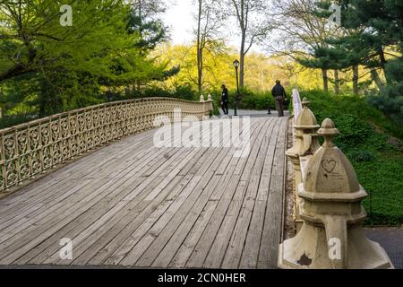 Vide Pont piétonnier en bois avec des rampes en fer forgé dans Central Park, New York. Banque D'Images