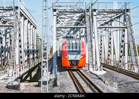 Le train à grande vitesse traverse le pont en approchant de la plate-forme de la gare. Banque D'Images