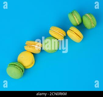 pile de macarons ronds jaune et vert de farine d'amande avec de la crème Banque D'Images
