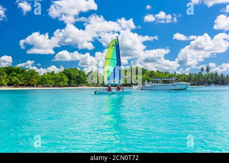 Catamaran à voile coloré sur la plage de Bayahibe aux Caraïbes Mer Banque D'Images