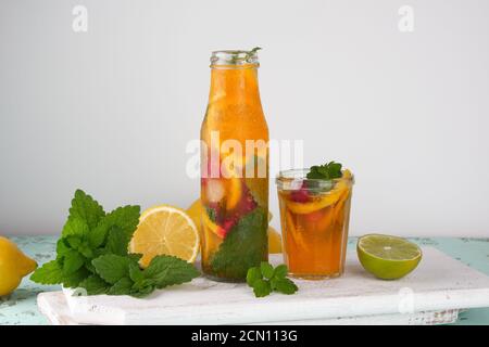 boisson rafraîchissante d'été limonade avec citrons, canneberge, feuilles de menthe, citron vert dans une bouteille en verre Banque D'Images