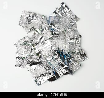 diverses feuilles froissés utilisaient des emballages de bonbons sur fond blanc Banque D'Images