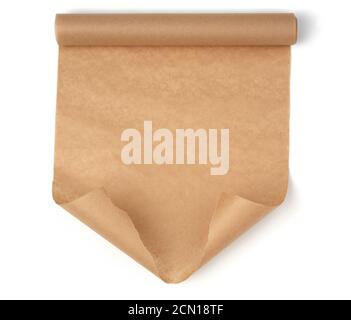 rouleau de papier parchemin brun gondolé avec bords recourbés isolés sur fond blanc Banque D'Images