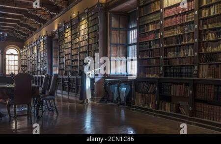 Modèle d'un moine lisant un manuscrit dans l'ancienne bibliothèque du couvent de Saint-Domingue, Lima, Pérou Banque D'Images