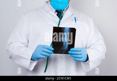 porte-gants en latex bleu et blouse blanche une radiographie Banque D'Images