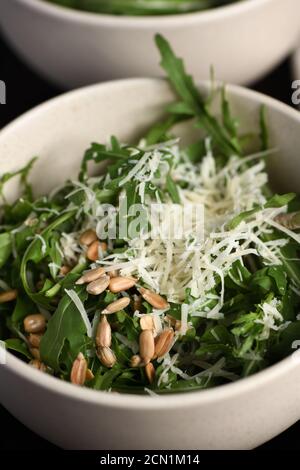 Salade de roquette avec tournesol et saupoudré de parmesan râpé Banque D'Images