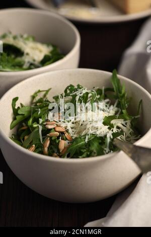 Salade de roquette avec tournesol et saupoudré de parmesan râpé Banque D'Images