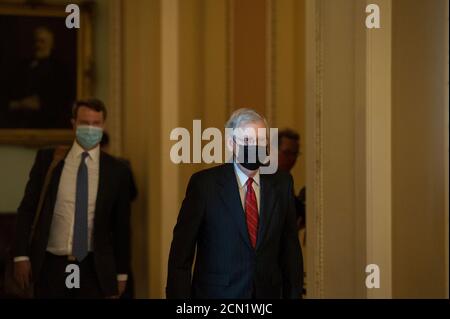 Mitch McConnell (républicain du Kentucky), chef de la majorité au Sénat américain, se rend à son bureau alors qu'il arrive pour la journée au Capitole des États-Unis à Washington, DC., le jeudi 17 septembre 2020. Crédit : Rod Lamkey/CNP/MediaPunch Banque D'Images