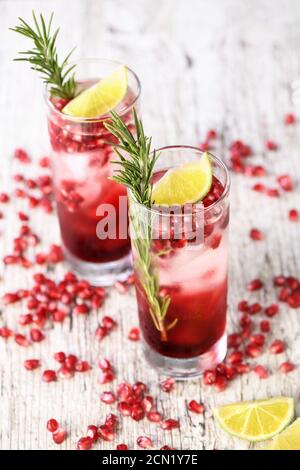 Pomegranate Gimlet - un cocktail à base de gin avec jus de citron vert, le gin peut être remplacé par de la vodka. Banque D'Images