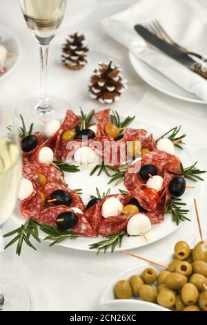 Couronne de Noël - antipasto. Canapés salami aux olives, mozzarella de bébé. Banque D'Images