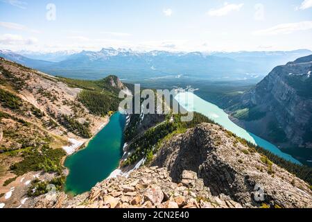 Lacs Agnes et Lac Louise, vus de Devil's Thumb Pic à Banff Banque D'Images