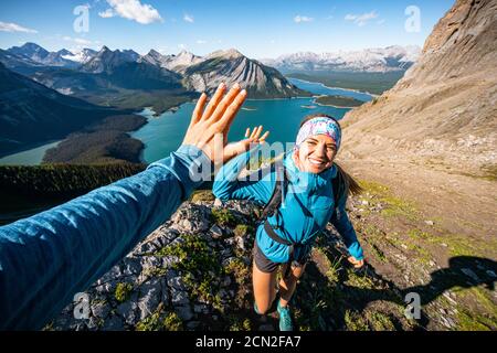 Les randonneurs se sont élevés au-dessus du lac Kananaskis, sur le sommet de la crête Sarrail Banque D'Images
