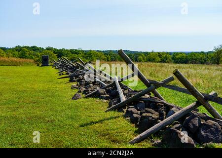 Gettysburg, PA, Etats-Unis - 6 septembre 2020 : mur en pierre typique avec poteaux en bois tombés dans le parc militaire national de Gettysburg. Banque D'Images