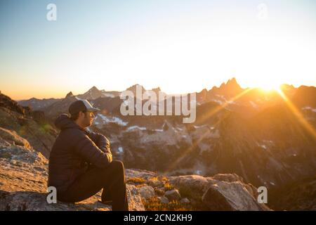 Vue latérale sur le coucher du soleil depuis le col de haute montagne. Banque D'Images