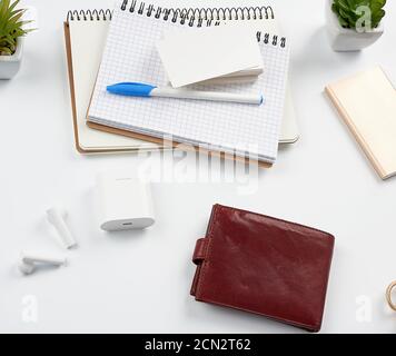 carnets, stylo, pile de cartes de visite, portefeuille en cuir marron et banque de puissance Banque D'Images