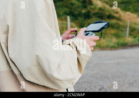 Opérateur commercial volant de drone à commande à distance Banque D'Images