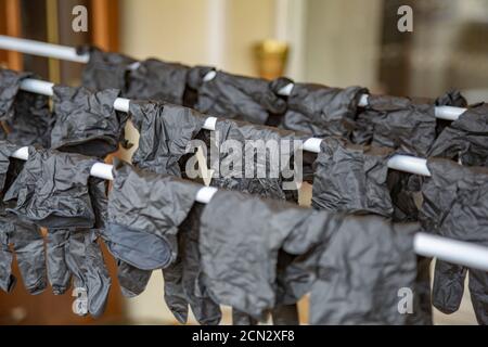 Des gants médicaux jetables sont suspendus au séchage Banque D'Images