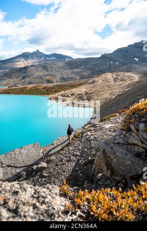 Randonneur profitant du lever du soleil à Michelle Lakes dans les Alpes Banque D'Images