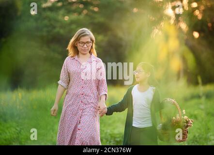 Mère et fille dans leur style de vie à la ferme Banque D'Images