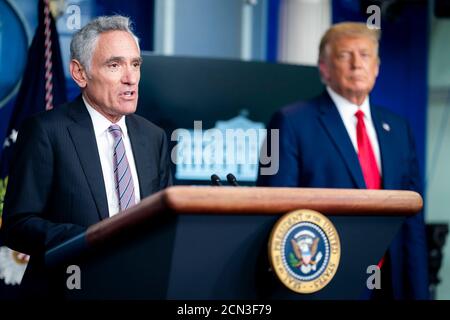 Le président Donald J. Trump écoute en tant que conseiller médical de la Maison-Blanche, le Dr Scott Atlas, lors d'une conférence de presse tenue le mercredi 16 septembre 2020 dans la salle d'information de la Maison-Blanche de James S. Brady. Banque D'Images