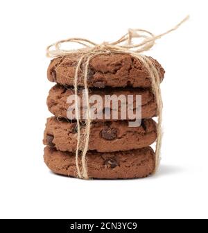 pile de biscuits ronds aux pépites de chocolat isolés sur un arrière-plan blanc Banque D'Images