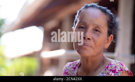 Portrait d'une femme asiatique d'âge moyen souriant