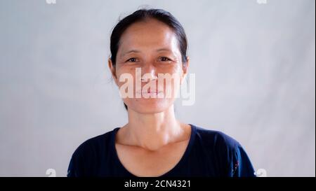 Portrait d'une femme asiatique d'âge moyen souriant