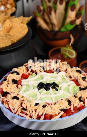 Halloween Spoky Seven Layer Taco DIP faites un hors-d'œuvre classique Dans un favori d'Halloween avec juste un Banque D'Images