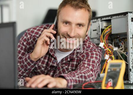 un électricien satisfait au téléphone Banque D'Images