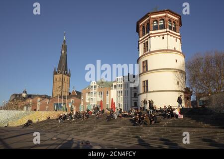 Personnes assises sur les marches de la banque du Rhin, Düsseldorf, Rhénanie-du-Nord-Westphalie, Allemagne, Europe Banque D'Images