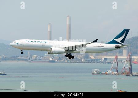 Avion Cathay Pacific Airways Airbus A330 atterrissant à l'aéroport de Hong Kong CHEP Lap Kok. Avion B-HLS. Banque D'Images