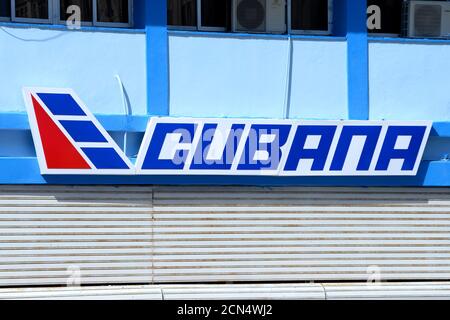 Logo Cubana de Aviacion sur la façade de son bâtiment à la Havane, Cuba. Compagnie aérienne cubaine signe au bureau de la Habana. Banque D'Images