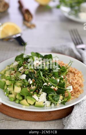 Salade végétarienne verte sans gluten à base de petits pois, d'avocat, de quinoa, d'épinards, de saison Banque D'Images