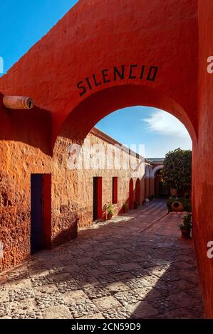 Signe de silence sur l'arche à l'entrée du couvent de Santa Catalina, Arequipa, Pérou. Banque D'Images