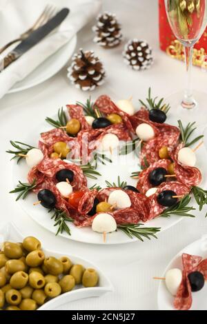 Couronne de Noël - antipasto. Canapés salami aux olives, mozzarella de bébé. Banque D'Images